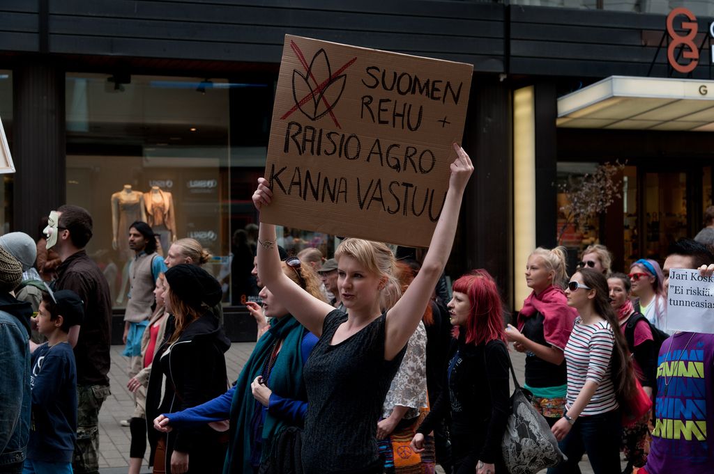Mielenosoittaja vaatii suomalaisia rehuyhtiöitä kantamaan vastuunsa geenimanipuloidun soijan tuomisesta suomalaiseen ruokaketjuun.